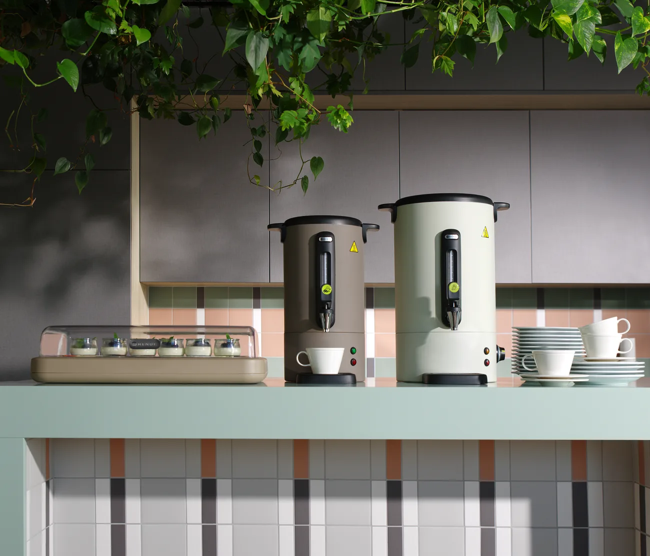 Percolateurs et distributeurs de boissons HENDI sur un comptoir